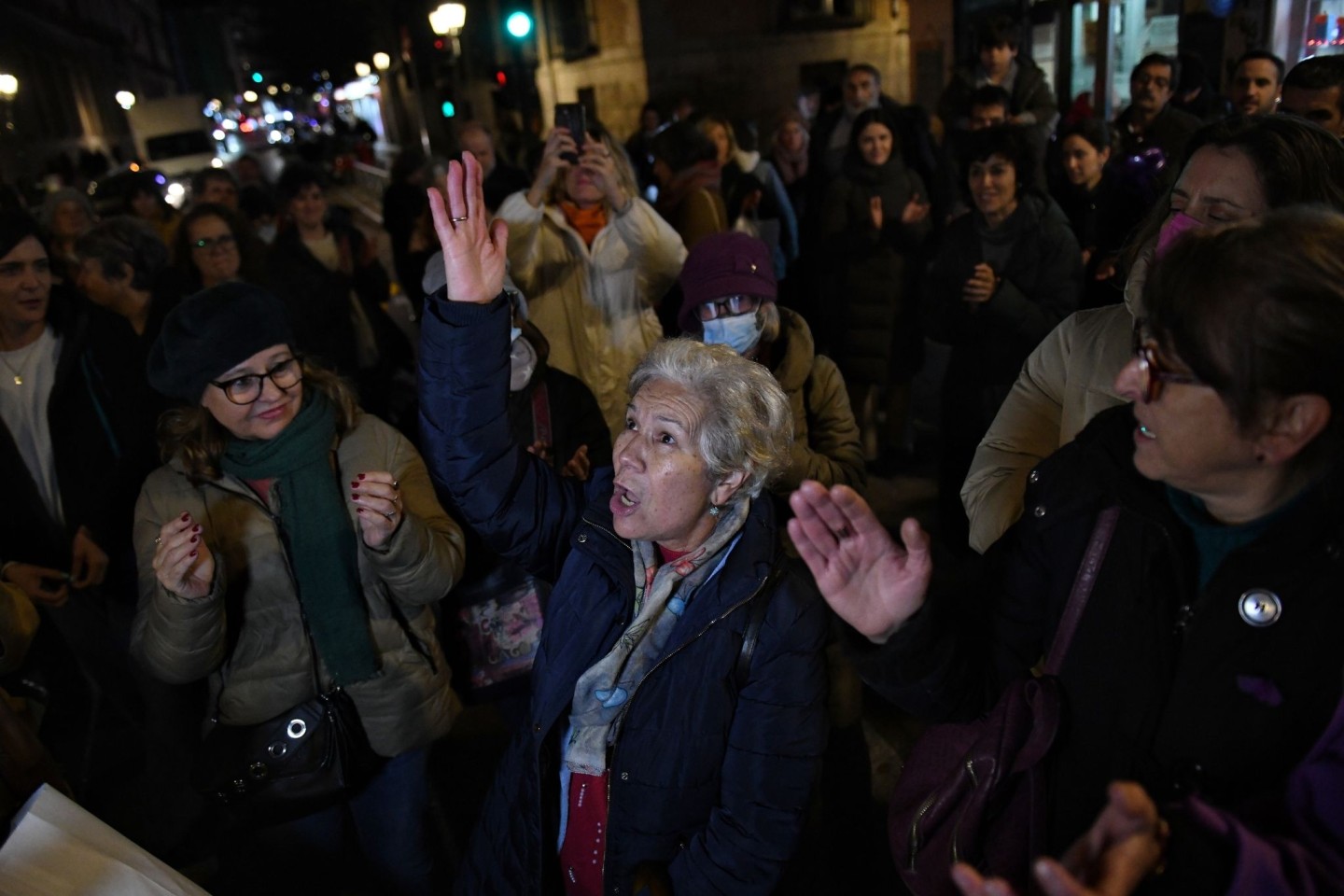 Menschen protestieren in Madrid gegen häusliche Gewalt und die erneute Ermordung von Frauen.