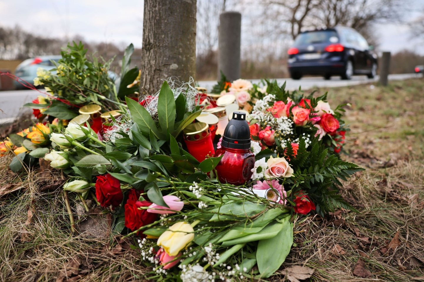 Blumen und Kerzen an der Unfallstelle in Neumünster. Dort starben drei Fußgänger.