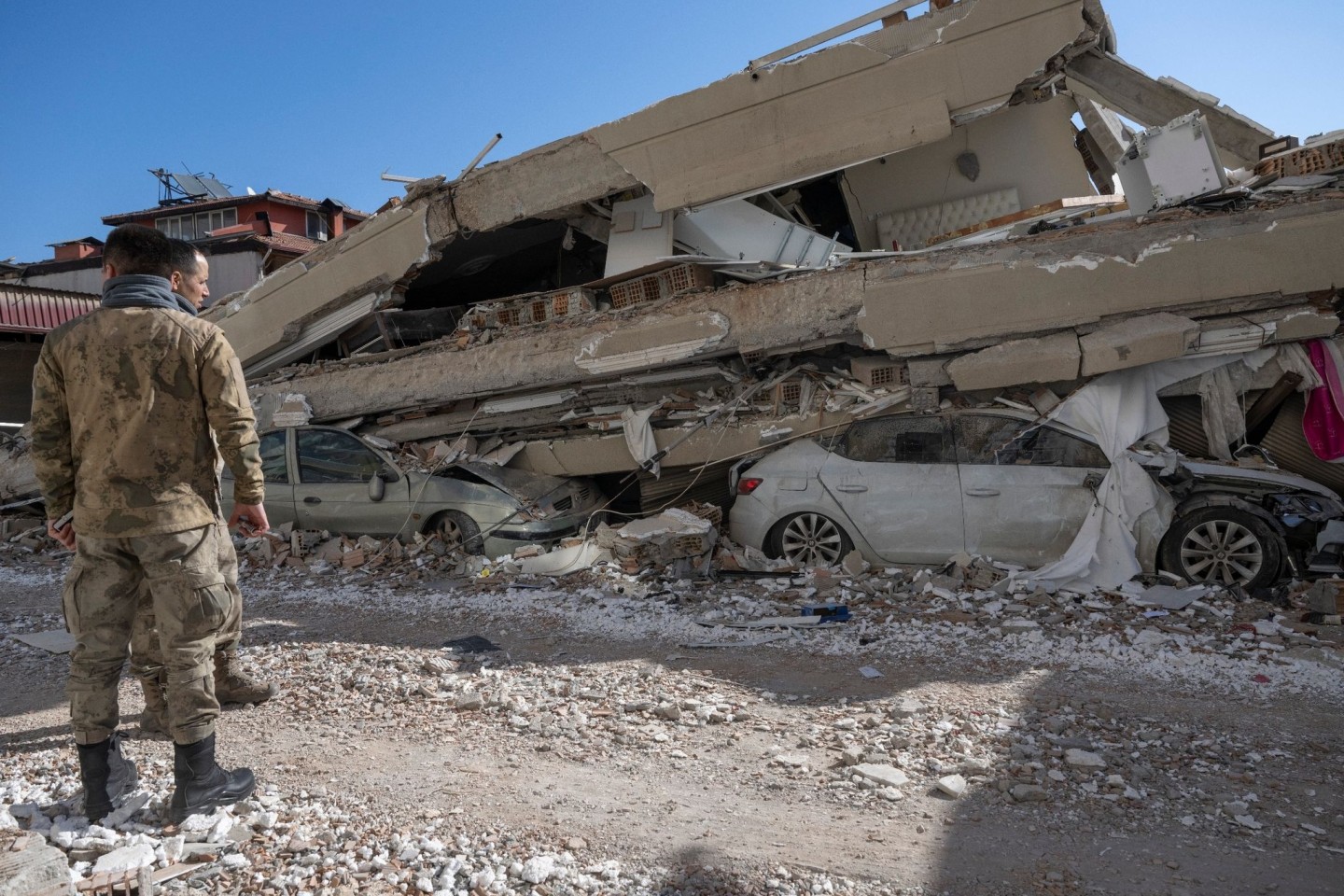Autos, Häuser - das türkische Kirikhan liegt in Trümmern.