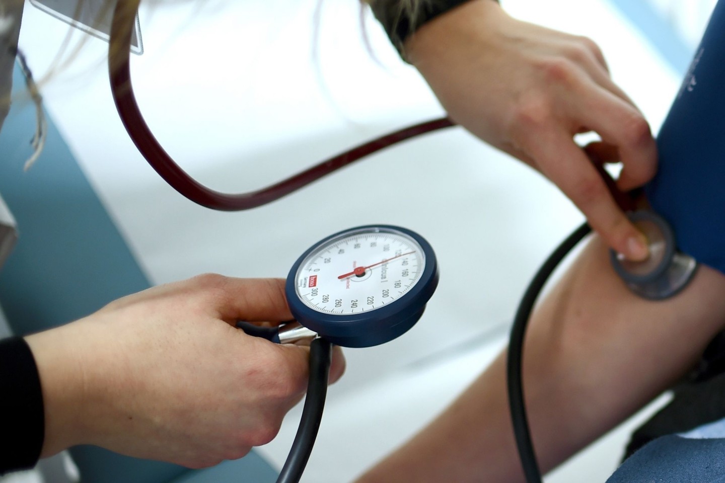 Die Zahl der Menschen mit hohem Blutdruck hat sich laut WHO zwischen 1990 und 2019 verdoppelt - auf rund 1,3 Milliarden Menschen.