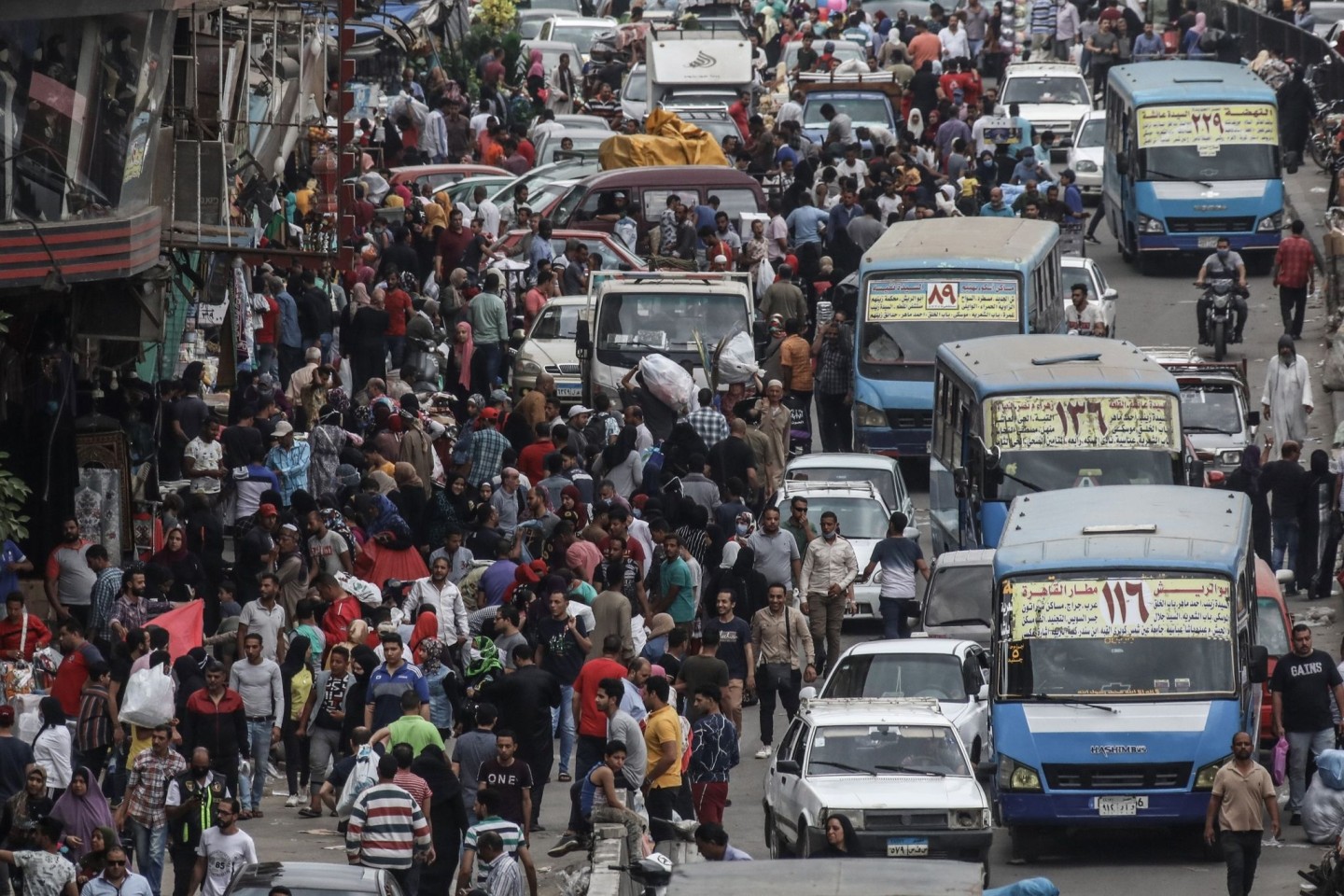 Menschen und Fahrzeuge drängen sich auf dem beliebten Straßenmarkt von Al Ataba in Kairo zur Vorbereitung auf den bevorstehenden muslimischen Feiertag Eid al-Fitr. Ob die Weltbevölkerung ...