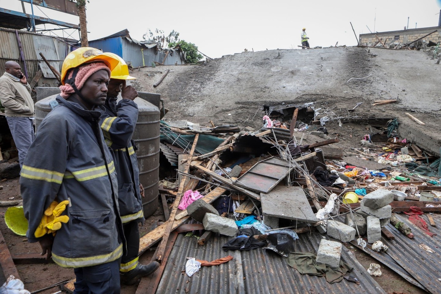 Rettungskräfte stehen vor dem Unglücksort in Nairobi.