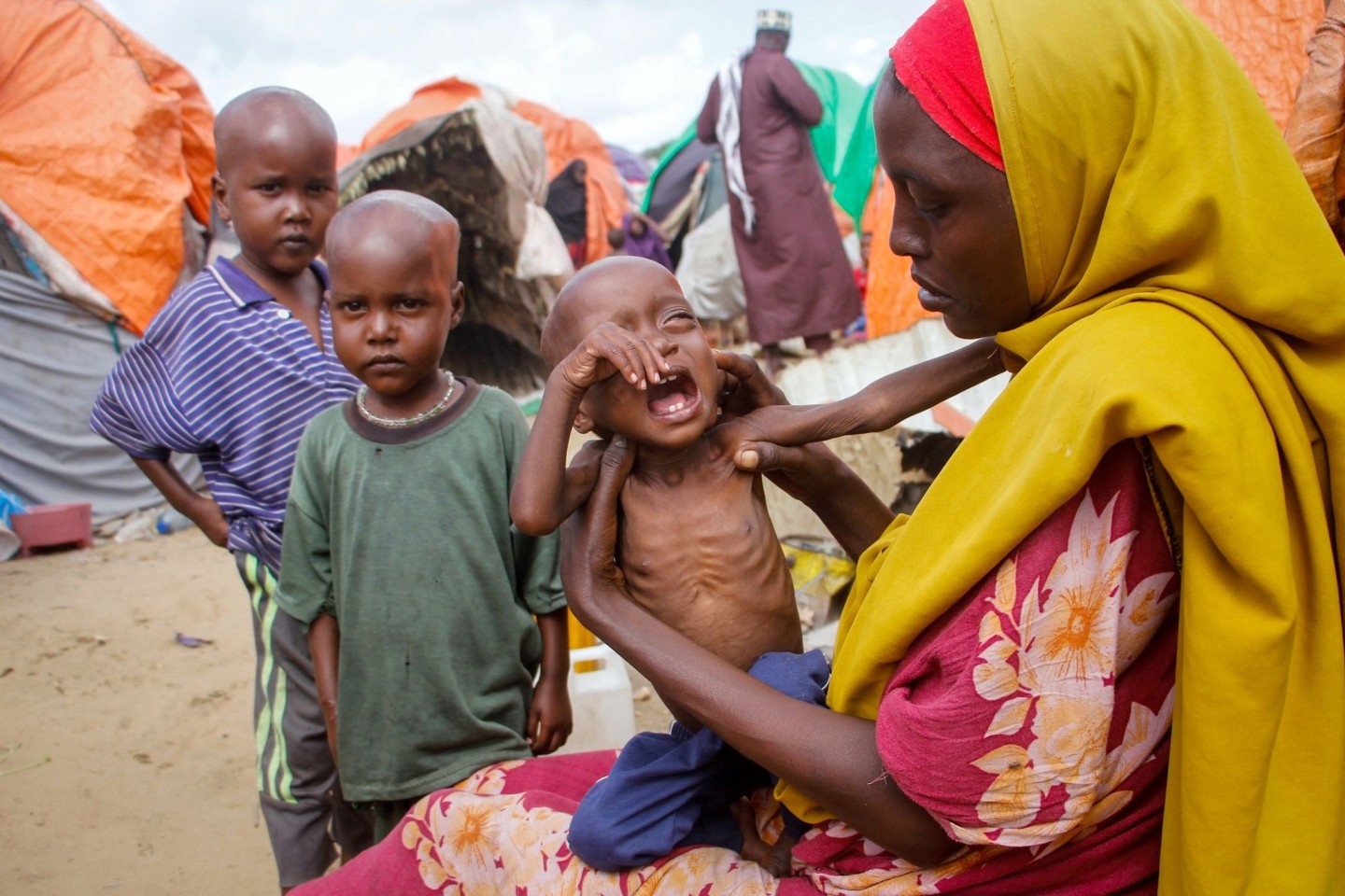 Maryan Madey lebt mit ihrer unterernährten Tochter Deka Ali (1) in einem Lager für Vertriebene in Somalias Hauptstadt Mogadischu.