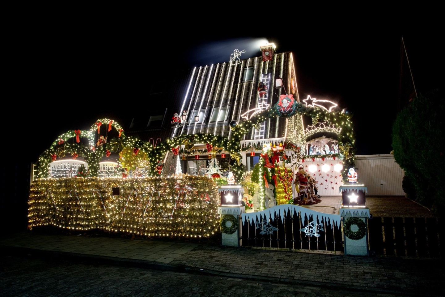 Zahlreiche Lichter erstrahlen am weihnachtlich geschmückten Haus der Familie Borchart. Vom 1. Advent bis zum Jahresende erstrahlt das Haus der Familie mit Weihnachtsdekoration und rund 60.0...