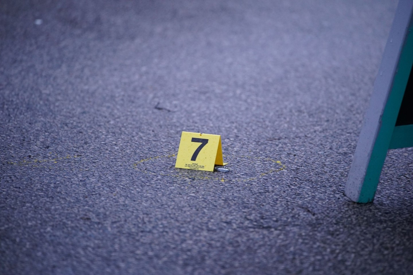 Eine Tatort-Markierungskarte der Spurensicherung auf der Straße: Nach Schüssen in einem Pub in der Nähe von Liverpool ermittelt die Polizei weiter.