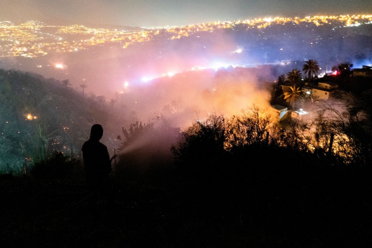 Ein Mann schaut auf die Brände bei Vina Del Mar.
