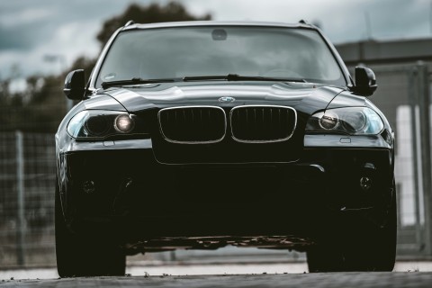 Fahrer eines schwarzen BMW X5 nach Verkehrsunfall gesucht