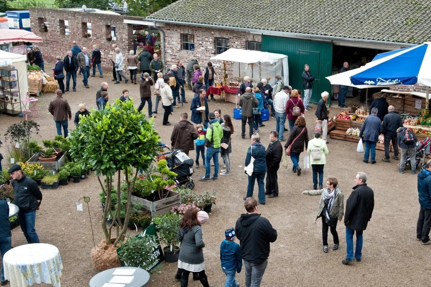 Besucher beim Bauernmarkt auf Haus Hohenbusch